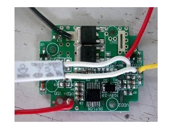 在開關電源電路中，大功率MOS管和大功率晶體三極管相比MOS管的優點